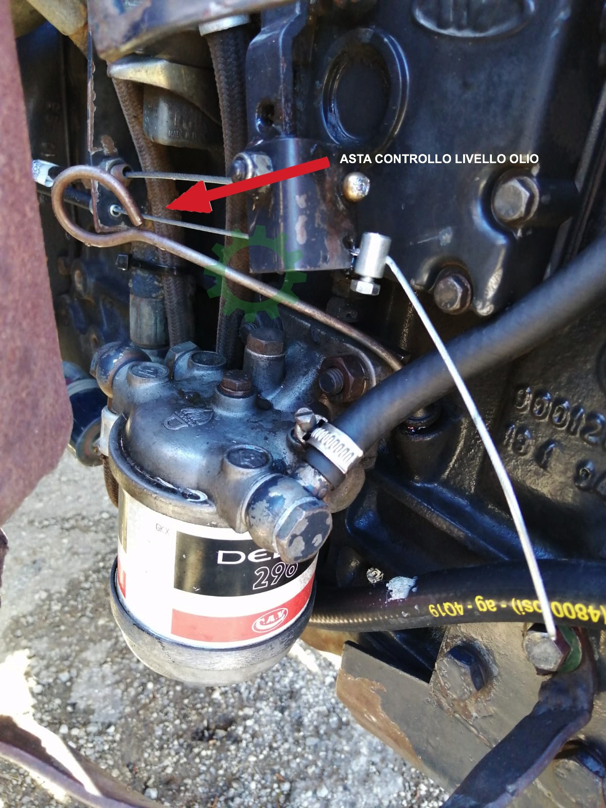 manutenzione trattore agricolo asta livello olio
